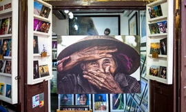 Bức “Nụ cười ẩn giấu” nổi tiếng tại phòng tranh “Sắc màu châu Á” của Réhahn tại Hội An. Ảnh: Linh Phạm.