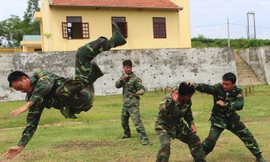 Các vận động viên trinh sát đặc nhiệm Tiểu đoàn 20, Bộ Tham mưu Quân khu 2 thực hiện nội dung thi kỹ thuật đánh bắt địch.