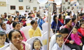 Các bệnh nhi được điều trị căn bệnh ung thư tại Viện Huyết học Truyền máu Trung ương Hà Nội. Ảnh: Như Ý.