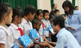 Ông Yung Yang Su, Tổng Giám đốc POSCO-Việt Nam tặng quà và học bổng cho học sinh nghèo hiếu học.
