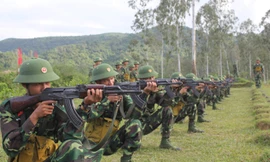 Chiến sỹ mới Trung đoàn 355 huấn luyện bắn súng tiểu liên AK.