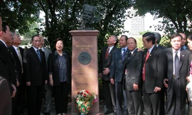 Thủ tướng Phan Văn Khải bên tượng Nguyễn Trãi ở Quebec, Canada (tháng 7/2005). Ảnh: XB.