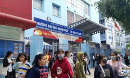 Cổng trường ĐH Huflit.