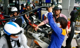Sai về thuế nhập khẩu xăng dầu làm thiệt hại người tiêu dùng. Ảnh: Hồng Vĩnh.