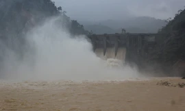 Thủy điện Hố Hô tiếp tục xả lũ trong ngày 17/10.