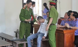 Bị cáo ngất xỉu tại tòa