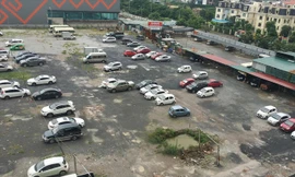 Tạm bợ nhưng bãi đỗ xe tại các khu nhà HH lại là điểm đỗ chính của người dân ở Linh Đàm.