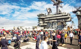 Trực thăng Blue Haws được kéo ra boong để vận chuyển lính Mỹ sang tàu sân bay. Ảnh: L.V.C.