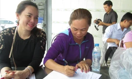 Chủ lò giết mổ tại cơ sở giết mổ Xuyên Á ký cam kết giết mổ an toàn.