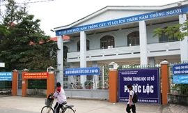 Uống sữa miễn phí trước cổng trường, học sinh nôn ói, đau bụng