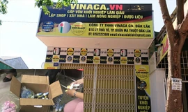 Văn phòng của Vinaca tại Đắk Lắk chưa được cấp phép (ảnh lớn); Nhiều sản phẩm của Vinaca bị đoàn thanh tra niêm phong do không xuất trình được hóa đơn chứng từ (ảnh nhỏ).