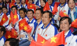 Bí thư thứ nhất T.Ư Đoàn, Lê Quốc Phong (thứ hai từ phải sang) cùng đoàn đại biểu Việt Nam tại Lễ khai mạc Liên hoan. Ảnh: Xuân Tùng.