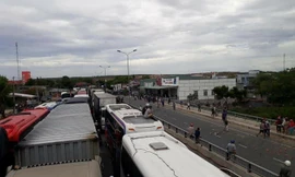 Người dân quá khích chặn quốc lộ 1A.