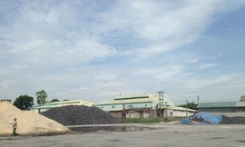 'Xe vua' cày nát đường vào cảng Khuyến Lương, Hà Nội: Dân kêu suốt ba năm