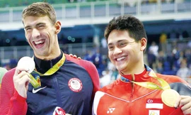 Joshep Schooling (phải) đánh bại cả huyền thoại Michael Phelp trên đường đua xanh tại Olympic Rio 2016.