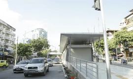 Dự án buýt nhanh bị coi là lỡ nhịp điệu với giao thông Thủ đô (Nhà chờ của dự án trên đường Giảng Võ). Ảnh: Như Ý.