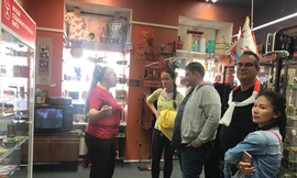 Bà Olga giới thiệu lịch sử các hiện vật trưng bày trong bảo tàng với khách thăm quan. Ảnh: N.P.