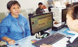 Nhờ mô hình chính quyền “không dây”, văn phòng “không giấy”, người dân tiết kiệm được thời gian, công sức, tiền bạc hoàn thiện thủ tục hành chính...(Ảnh: Làm thủ tục hành chính qua dấu vân tay tại UBND phường Bến Thành, quận 1, TPHCM). Ảnh: Huy Thịnh.