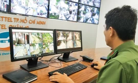 Lực lượng công an theo dõi và xử lý vi phạm từ camera an ninh.