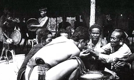 Yoo Condo đóng khố khi sống ở Sar Luk.