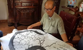 Nguyên Chủ tịch UBND TP.HCM Võ Viết Thanh trình ra bản đồ hiện trạng cấp nước 1/5.000 của khu đô thị Thủ Thiêm. Ảnh: Phan Công.