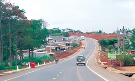 Đường Hồ Chí Minh hoàn thành, sử dụng từ 2006 đến nay vẫn nợ tiền XDCB. Ảnh: Sỹ Lực.