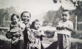 Nhà văn Nguyễn Vỹ cùng 3 con tại Ðà Lạt năm 1953.