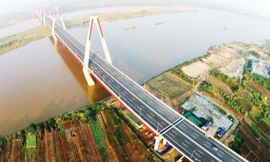 Cầu Nhật Tân nhìn từ trên cao. Ảnh: Bình Minh.