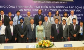 Các học giả tham gia hội thảo.