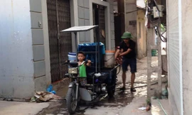 Một người dân ở xóm Chùa (Triều Khúc) chở nước về dùng.