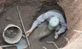 Hãi hùng vì đào giếng đụng phải bom