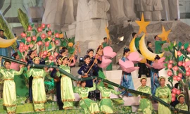 Ứng dụng then vào nghệ thuật trình diễn tại Lễ khai mạc Liên hoan hát then - đàn tính tại Tuyên Quang 25/9. Ảnh: N.M.Hà.