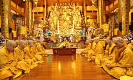 Một buổi giảng pháp tại đại điện chùa Ba Vàng.