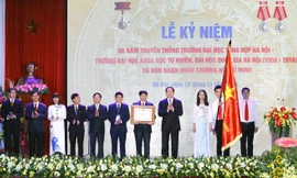 Chủ tịch nước Trần Đại Quang trao tặng Huân trương Hồ Chí Minh cho ĐH Khoa học tự nhiên - ĐH Quốc gia Hà Nội. Ảnh: TTXVN.