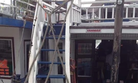 Các chủ tàu dùng dây thừng rào chắn không cho khách lên boong tàu ngắm cảnh.