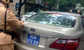 CSGT xử lý xe Lexus mang BKS màu xanh giả.