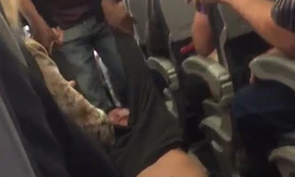 Hành khách bị lôi khỏi máy bay United Airlines hôm 9/4