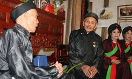 Hát quan họ tại nhà nghệ nhân Nguyễn Thừa Kế. Ảnh: Nguyễn Trường.