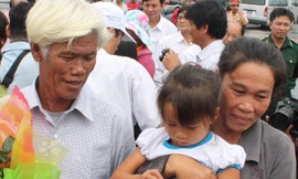 Cô bé Nguyễn Thị Thắng và cha mình tại cảng Dung Quất tháng 10/2010.