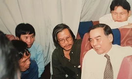 Nguyên Thủ tướng Phan Văn Khải trò chuyện cùng các nhà báo trên chuyên cơ.