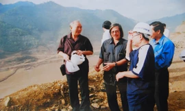 Ngày khởi công Công trình thủy điện Sơn La. Ông Trần Thọ Chữ (hàng đầu đội mũ).