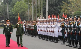 Đại tướng Ngô Xuân Lịch và Thống tướng Min Aung Hlaing duyệt Đội danh dự QĐND Việt Nam tại lễ đón, sáng 6/3.