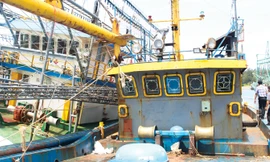 Tàu vỏ thép của ngư dân Bình Định hư hỏng nằm bờ. Ảnh: Hoài Văn.