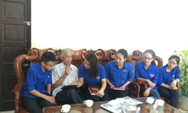 Anh hùng Uông Xuân Lý trò chuyện với các bạn trẻ Hà Tĩnh về truyền thống lịch sử yêu nước của thế hệ đi trước. Ảnh: M.T.