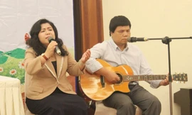 Người phụ nữ bay lên trên đôi chân giả