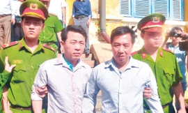 Hai bị cáo Nguyễn Minh Hùng và Võ Mạnh Cường (phải). Ảnh: Văn Minh.