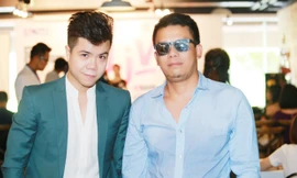 Đinh Mạnh Ninh và nhà sản xuất, nhạc sĩ Hồng Kiên. Ảnh: Minh Tâm.