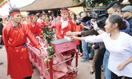 Hội Ném Thượng (Bắc Ninh) có nghi lễ chém lợn. Ảnh: Như Ý.