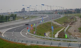 Chủ đầu tư BOT đường bộ đang tận thu trên những tuyến đường đông? (Ảnh chụp trạm thu phí cao tốc Hà Nội - Hải Phòng).