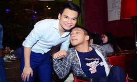 Nhạc sỹ Vũ Quốc Hùng chụp ảnh cùng ca sỹ Khắc Việt.